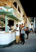 mondaener Strassenimbiss in Havanna
